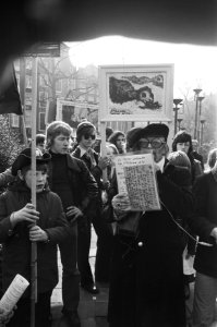 Gerard Esser en scholieren demonstreren in Amsterdam tegen jacht op babyzeehonde, Bestanddeelnr 928-4363