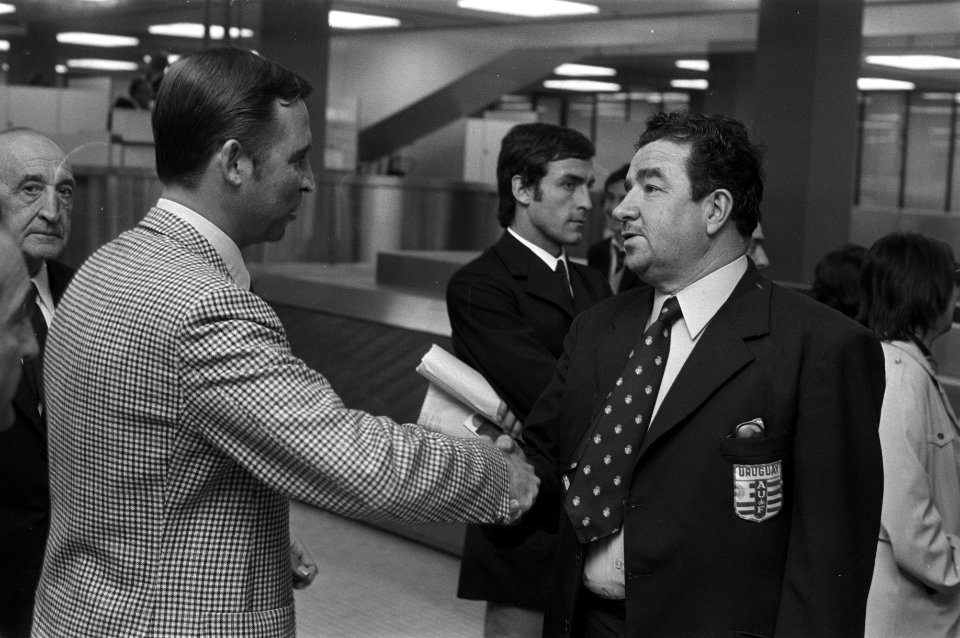 Gerard Kerkum (oud-Feyenoorder) begroet trainer Etchamendi, Bestanddeelnr 925-6538