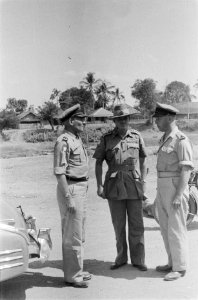 Generaal Montagu Stopford met links kolonel J.W. Sluyter, commandant van de U-Br, Bestanddeelnr 87-1-3