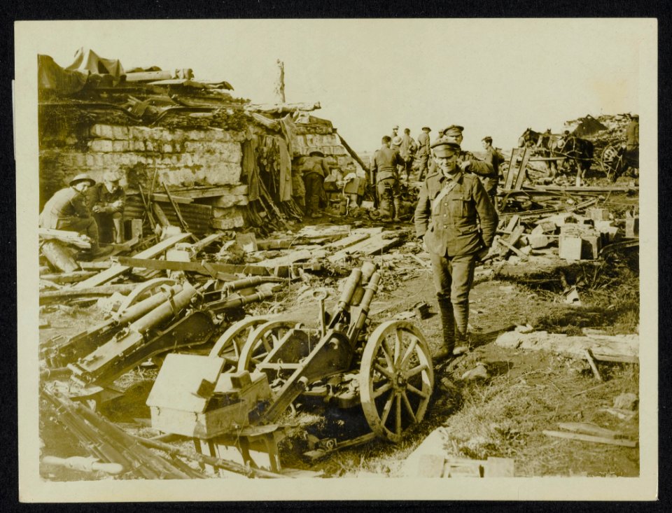 German Machine guns and minenwerfers captured at Gheluvelt in front of a German , Bestanddeelnr 158-1090