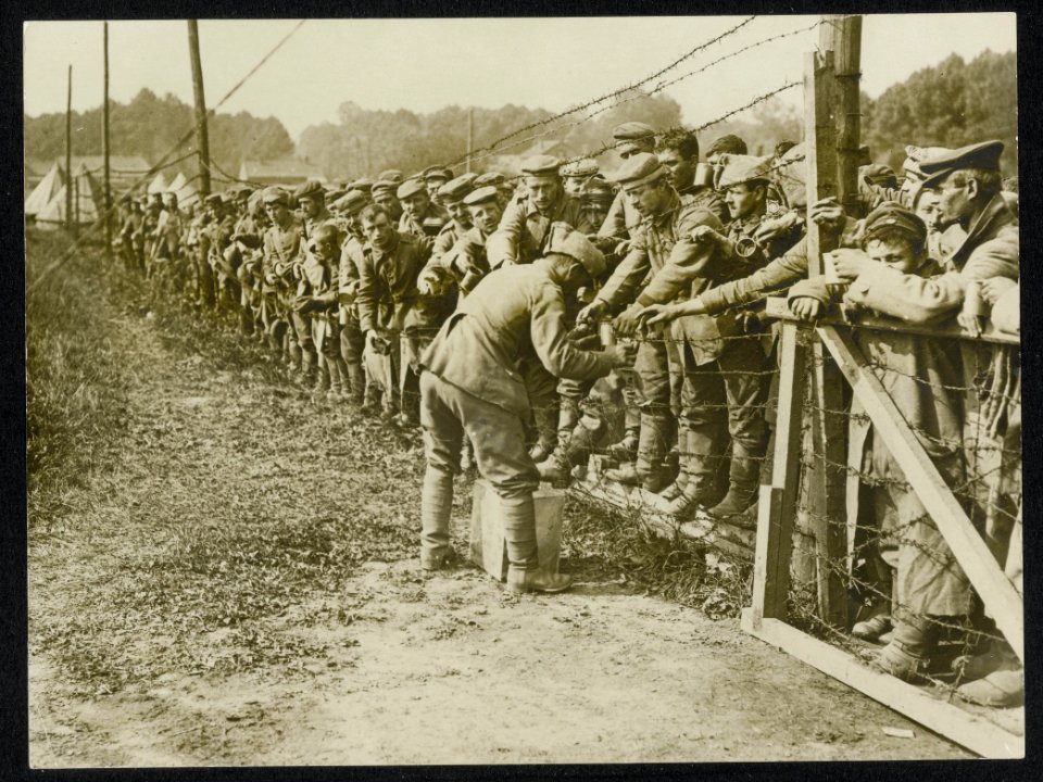 German prisoners anxious to get some water, Bestanddeelnr 158-0753