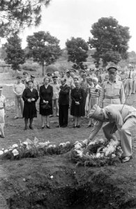 Generaal-majoor S de Waal, commandant B-Divisie legt een krans, Bestanddeelnr 183-5-2