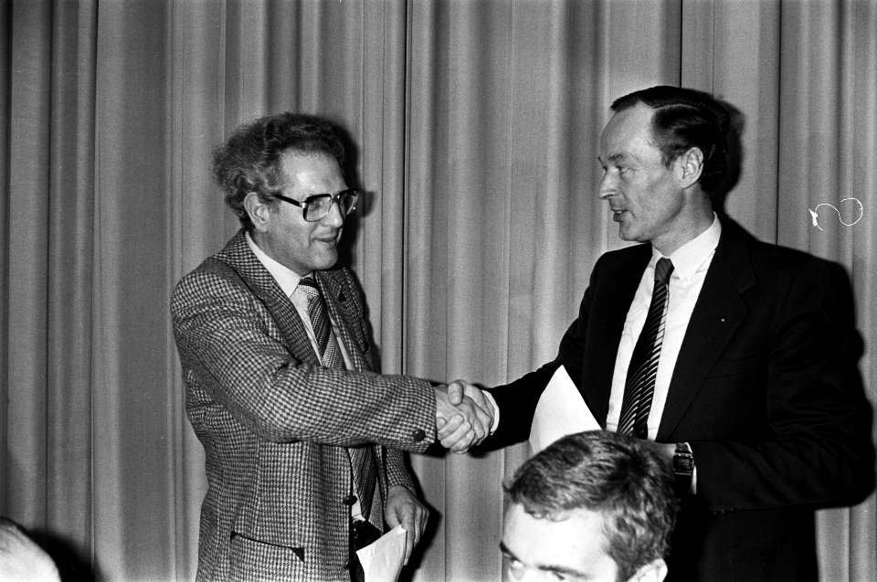 Gerard van Leijenhorst (l) schudt voorzitter van Leeuwen de hand, Bestanddeelnr 930-5750