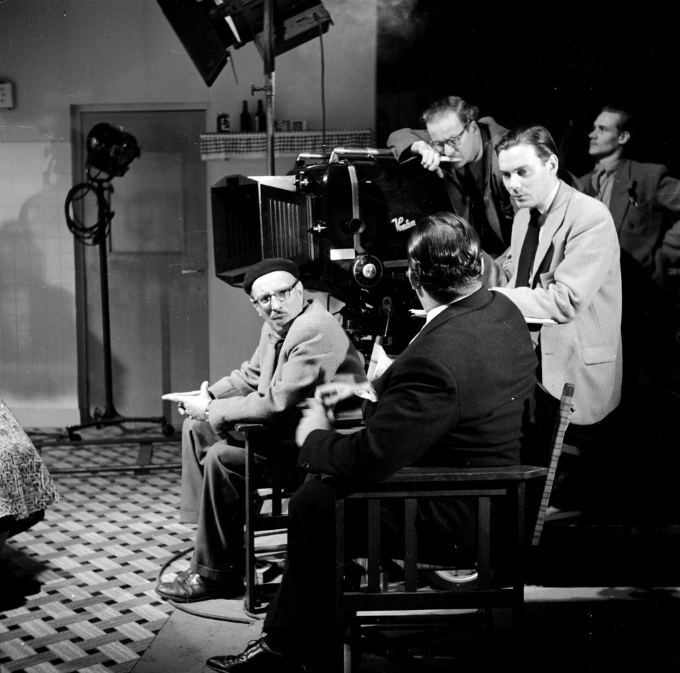 Gerard Rutten op de set met filmproducent Joop Geesink (op de rug gezien), Bestanddeelnr 254-2378