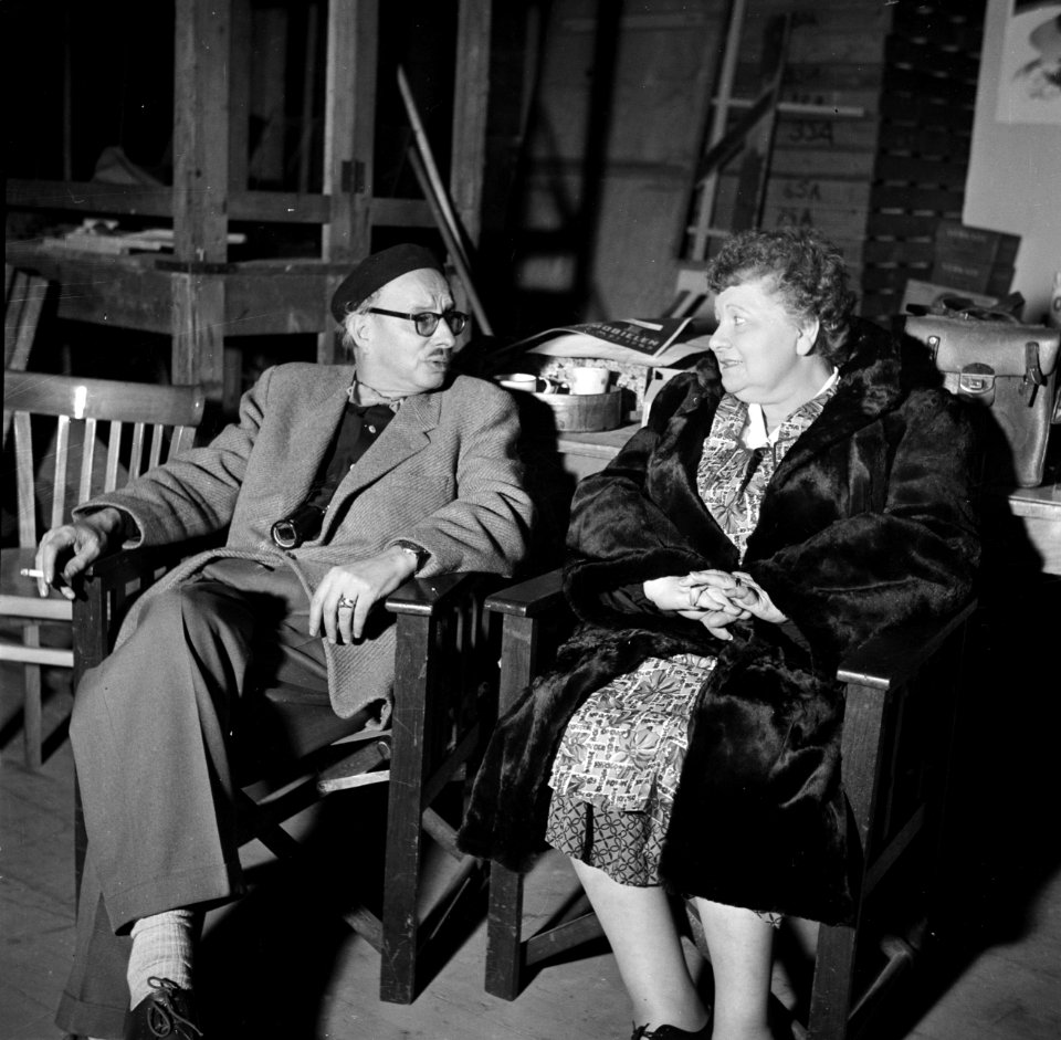 Gerard Rutten op de set in gesprek met een actrice, Bestanddeelnr 254-2384
