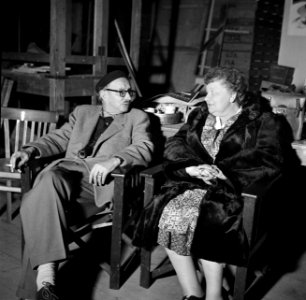 Gerard Rutten op de set in gesprek met een actrice, Bestanddeelnr 254-2384