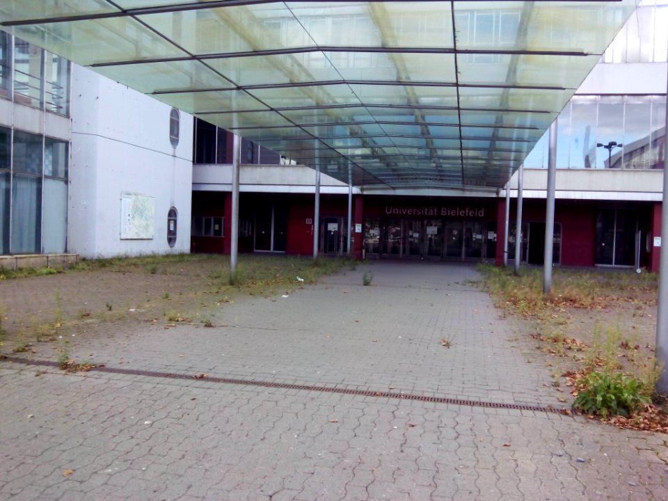 Geschlossener Haupteingang der Uni Bielefeld im September 2015