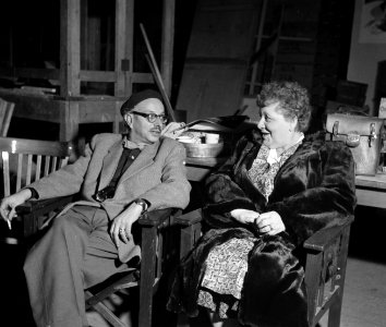 Gerard Rutten op de set in gesprek met een actrice, Bestanddeelnr 254-2383
