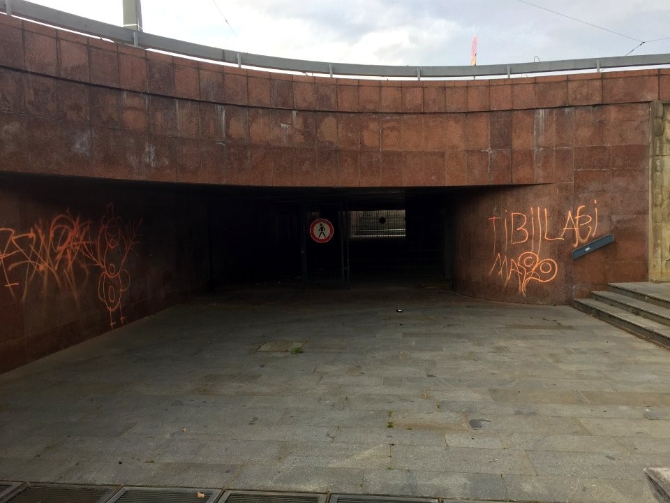Geschlossener Fußängertunnel am Neustädter Markt