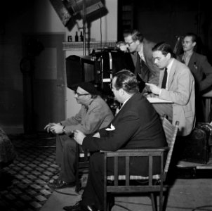 Gerard Rutten (met alpino) op de set met filmproducent Joop Geesink (vooraan), Bestanddeelnr 254-2380