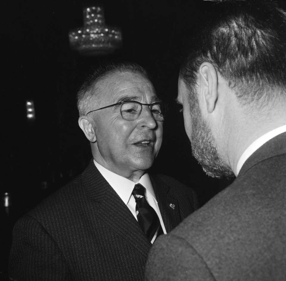 Gerard Walschap wordt gefeliciteerd, Bestanddeelnr 921-7396