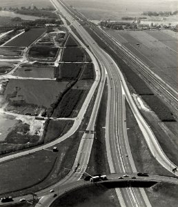 Geschonken in 1986 door United Photos de Boer. Op de achtergrond de brug tussen de Binnen en Buiten Liede. In de Binnen Liede is het fort zichtbaar. Bij de Buiten Liede het complex van De Zoete Inval