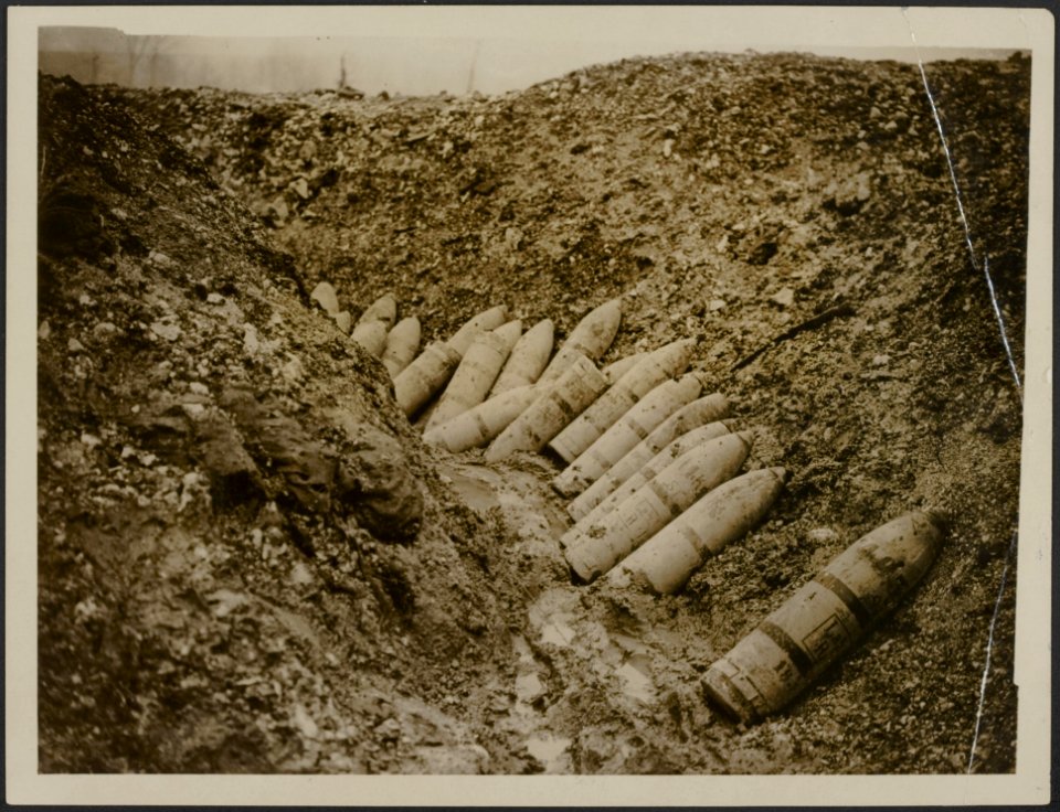 German ammunition left in a trench at St. Pierre Divion, Bestanddeelnr 158-2776