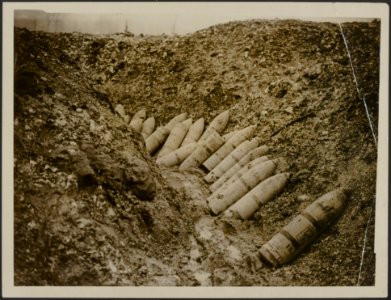 German ammunition left in a trench at St. Pierre Divion, Bestanddeelnr 158-2776