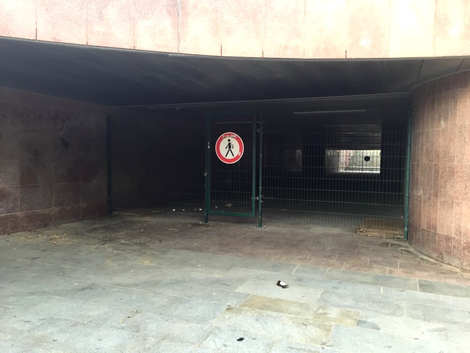 Geschlossener Fußängertunnel am Neustädter Markt 2