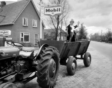 Gerard Kreuger (acteur) alias Markies de Sade gezeten op een mestkar op weg naar, Bestanddeelnr 918-8193