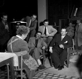 Gerard Rutten (met alpino) op de set met filmproducent Joop Geesink (rechts), Bestanddeelnr 254-2379