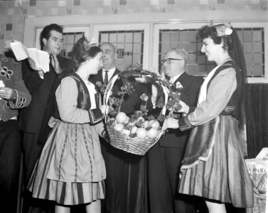 Geschenk van Spanje aan ziekenhuizen in Twente, Burgemeester J de Vries met Spa, Bestanddeelnr 914-6802