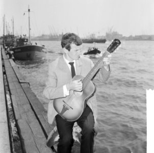 Gerard Cox in tv-show van NCRV, zanger Nederlands chanson hier bij de haven van , Bestanddeelnr 916-4513