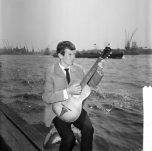 Gerard Cox in tv-show van NCRV, zanger Nederlands chanson hier bij de haven van , Bestanddeelnr 916-4550