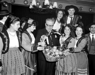 Geschenk van Spanje aan ziekenhuizen in Twente, Burgemeester J de Vries met Spa, Bestanddeelnr 914-6803