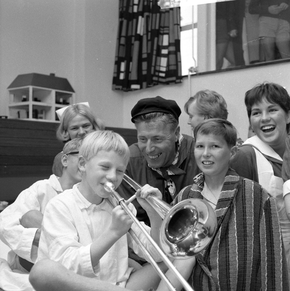Geschenken uit de Wieringermeer voor kinderen in Emmaziekenhuis, jongetje speelt, Bestanddeelnr 918-1144
