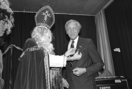 Gerard de Klerk (Sinterklaas) krijgt van Sinterklaas onderscheiding, Bestanddeelnr 934-1354