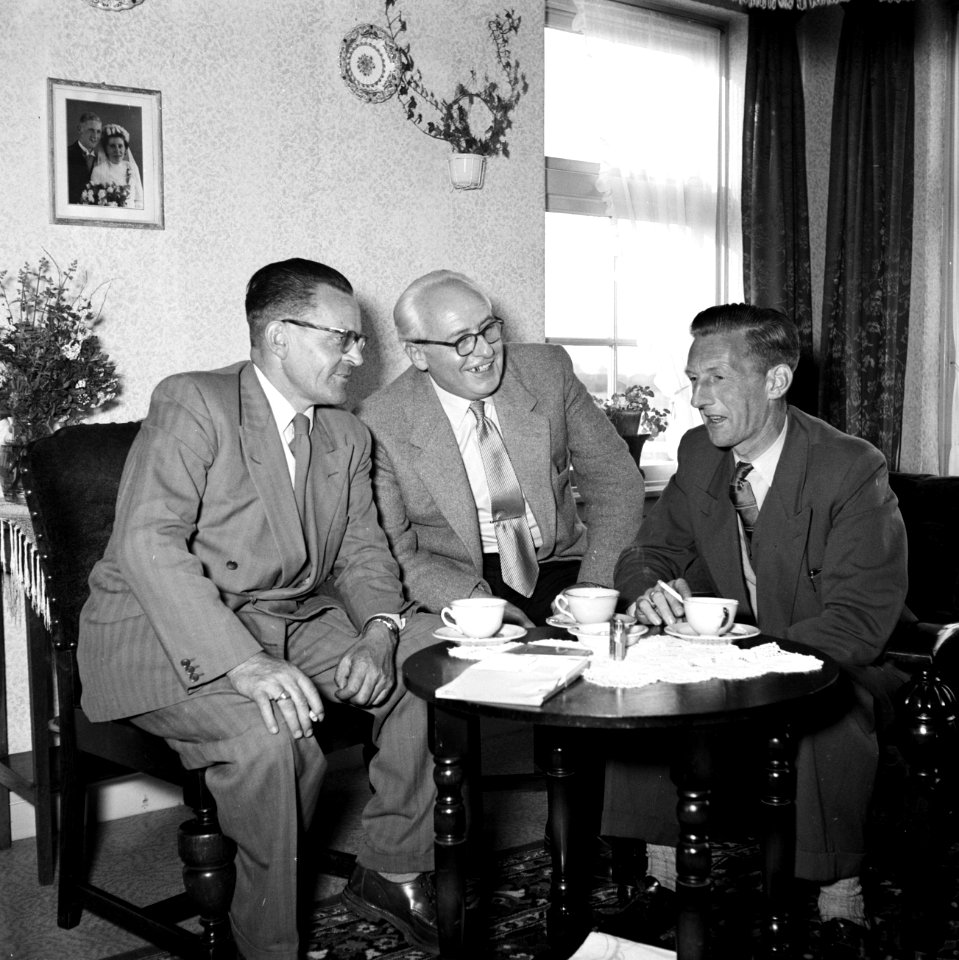 Gerard de Jong in gesprek met Ynse Postma en de fotograaf Willem van de Poll. Aa, Bestanddeelnr 254-3340
