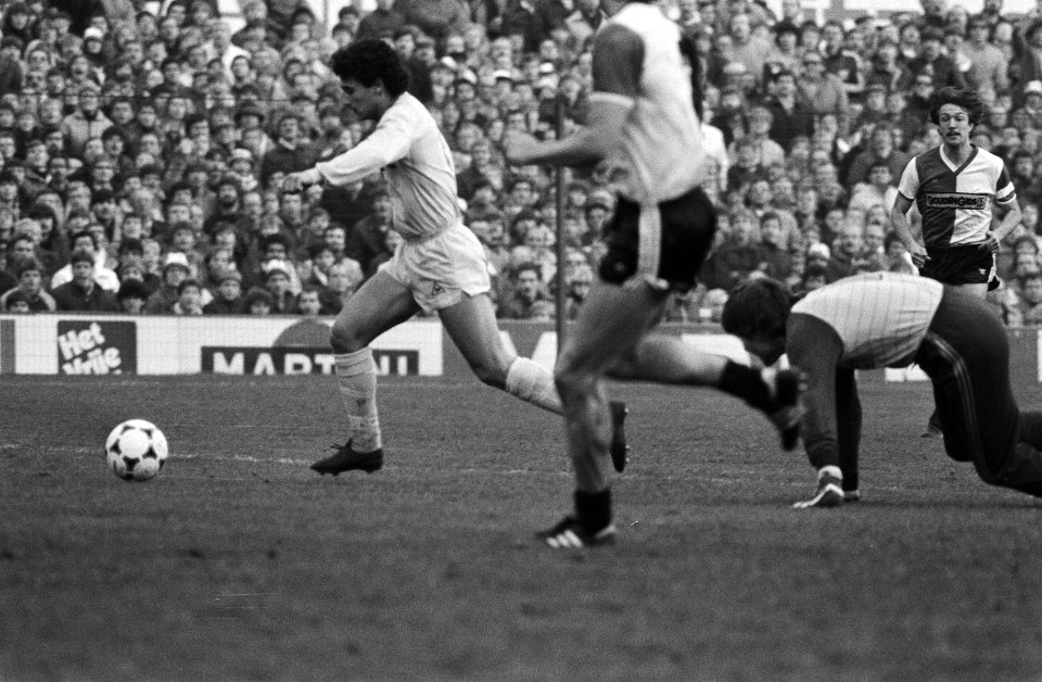 Gerald Vanenburg scoort 1 - 0 voor Ajax, Bestanddeelnr 932-4213