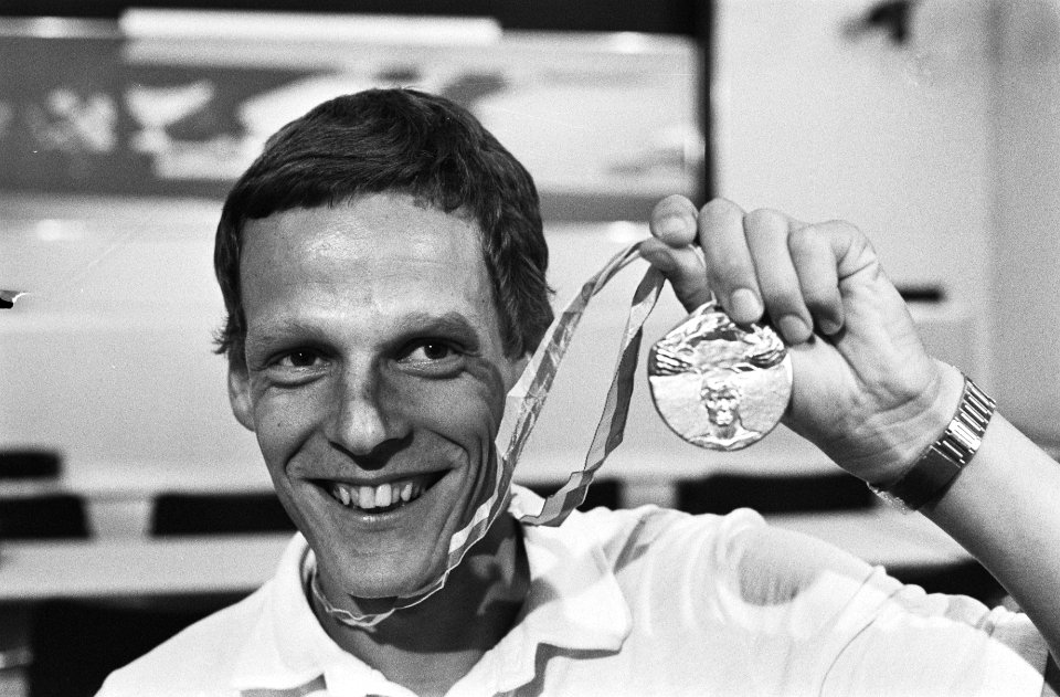 Gerard Nijboer, Europees kampioen marathon toont zijn medaille, Bestanddeelnr 932-3223