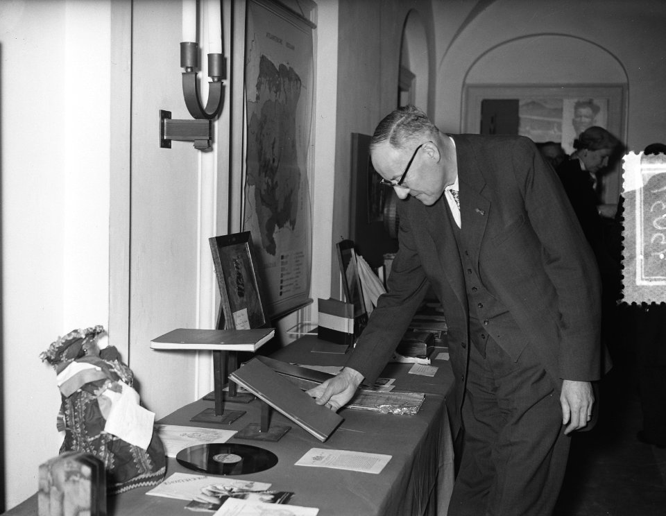 Geschenken tentoonstelling van Suriname en Antillen voor Koninklijke familie te , Bestanddeelnr 907-5037