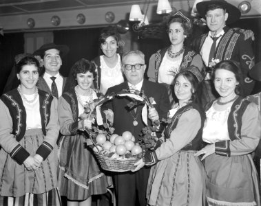 Geschenk van Spanje aan ziekenhuizen in Twente, Burgemeester J de Vries met Spa, Bestanddeelnr 914-6801
