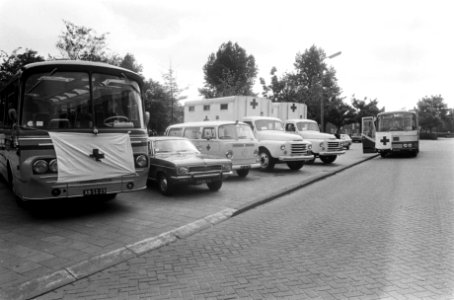 Gereedstaande auto's en bussen van het Rode Kruis, Bestanddeelnr 927-9572