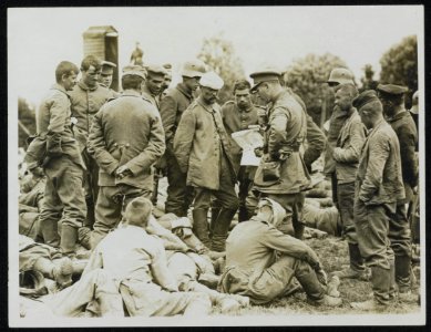 German prisoners taken in the new push being examined near Messines., Bestanddeelnr 158-0234