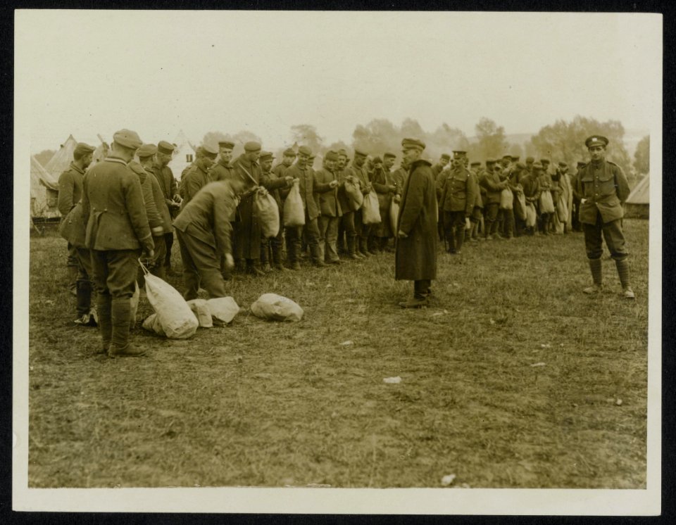 German prisoners having new kits served out to them after capture, Bestanddeelnr 158-0406