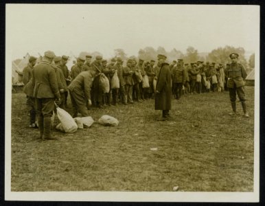 German prisoners having new kits served out to them after capture, Bestanddeelnr 158-0406