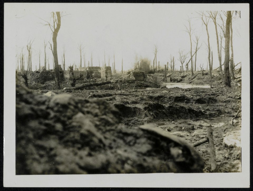 German shell bursting in a water logged trench., Bestanddeelnr 158-0139