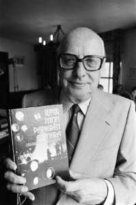 Gerard Rutten presenteert boek Mijn papieren camera in Nieuwspoort, Bestanddeelnr 928-5638