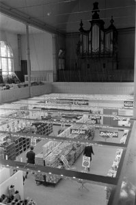 Gereformeerde kerk in de Pijp ( Albert Cuypstraat ) ingericht als supermarkt doo, Bestanddeelnr 921-1593
