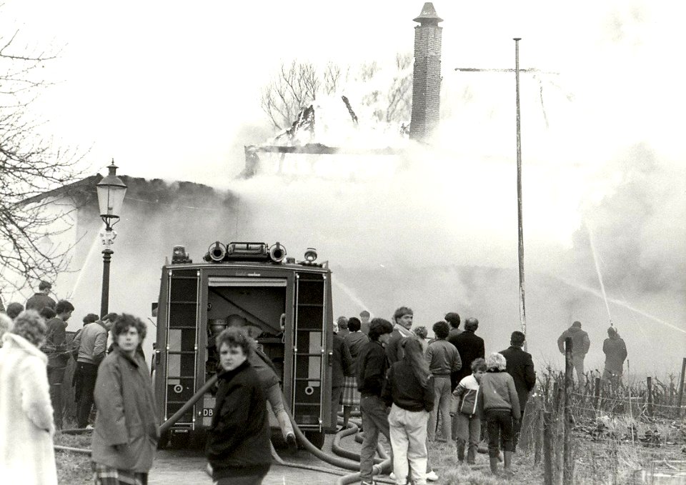 Gerestaureerde boerderij aan de Kerkweg 20, doorr brand volledig verwoest. Aangekocht in 1984 van fotograaf C. de Boer. - Gepubliceerd in het Haarlems Dagblad van 27.02.1984, NL-HlmNHA 1478 25900 K 38