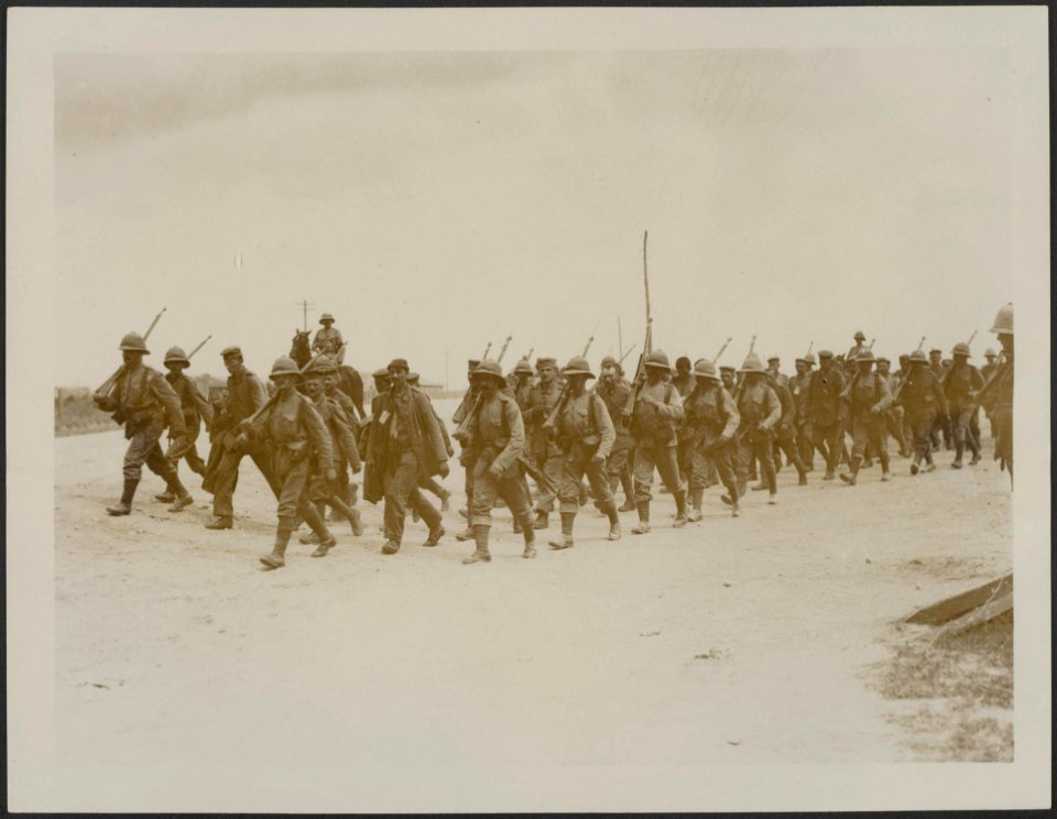 German prisoners captured on the Balkan front en route for Salonica under escort, Bestanddeelnr 158-2476