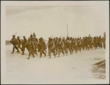 German prisoners captured on the Balkan front en route for Salonica under escort, Bestanddeelnr 158-2476