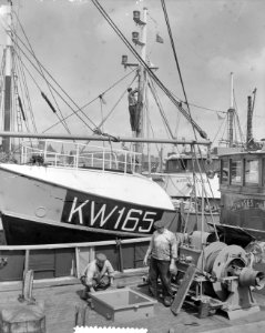 Gereedmaken vissersboten voor vlaggetjesdag. K. W. 165, Bestanddeelnr 907-7714