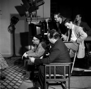 Gerard Rutten (met alpino) op de set met filmproducent Joop Geesink (vooraan), Bestanddeelnr 254-2381