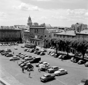 Geparkeerde autos op het plein voor het Palais des Papes, Bestanddeelnr 254-0232