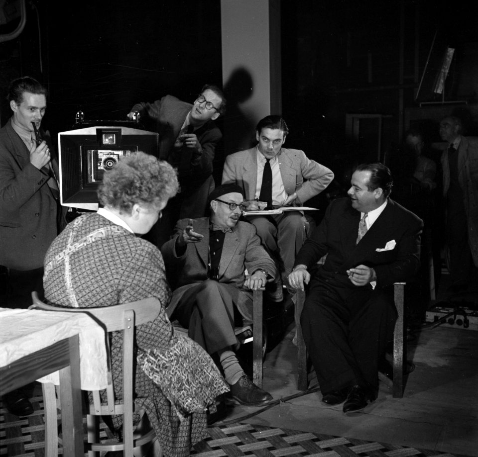 Gerard Rutten (met alpino) op de set met filmproducent Joop Geesink (rechts), Bestanddeelnr 254-2382