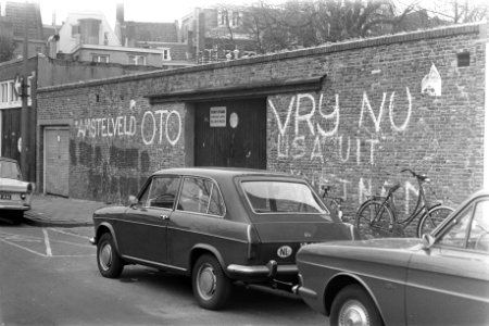 Geparkeerde autos op Amstelveld, Amsterdam op achtergrond tekst op muur Amstelv, Bestanddeelnr 925-4457