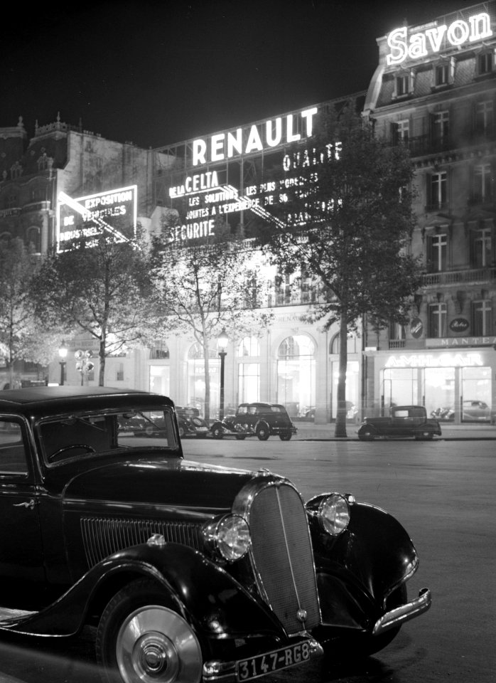Geparkeerde auto op de Champs-Élysées met op de achtergrond lichtreclame voor Re, Bestanddeelnr 191-0376