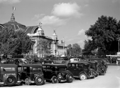 Geparkeerde auto's voor het Grand Palais tijdens de 29ste Salon de l' automobil, Bestanddeelnr 191-0383