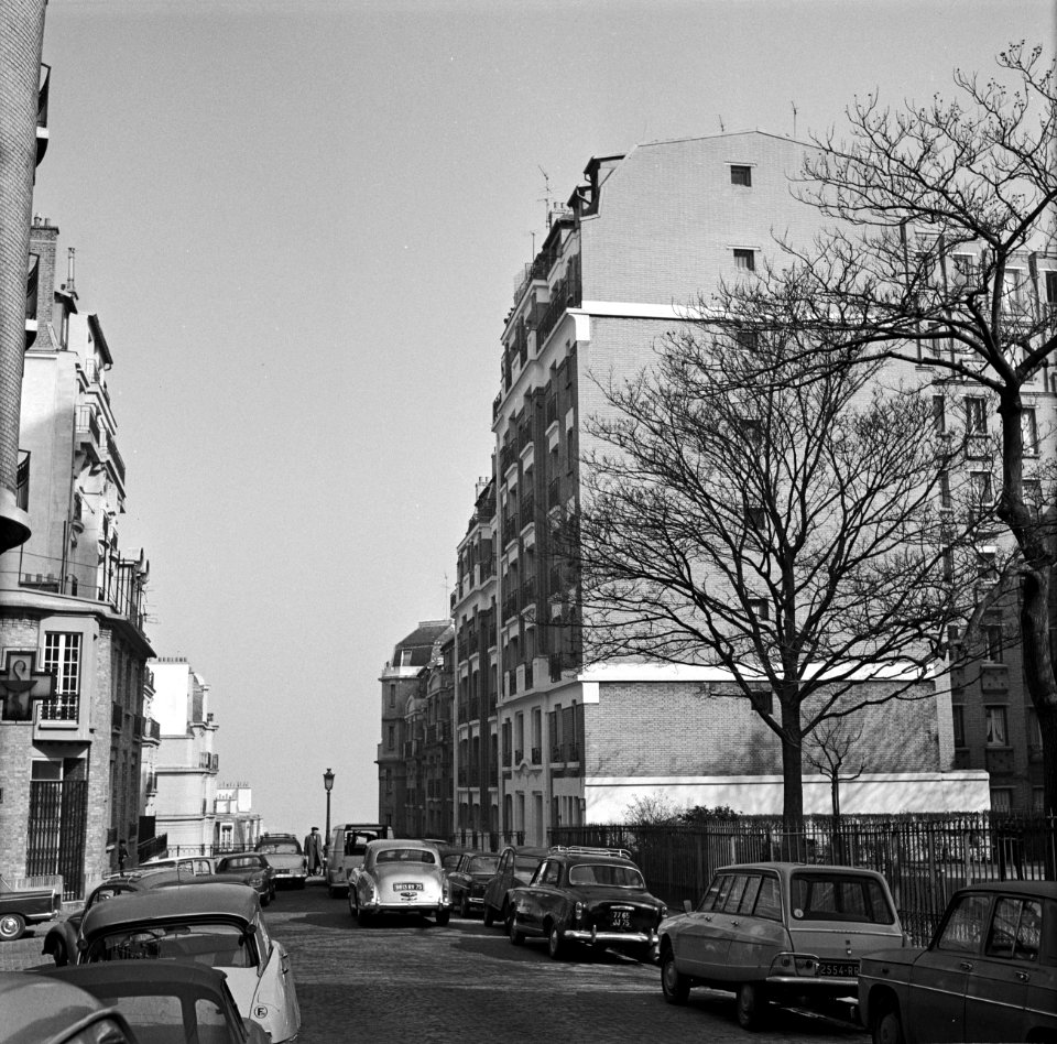 Geparkeerde auto's op straat, Bestanddeelnr 254-0586